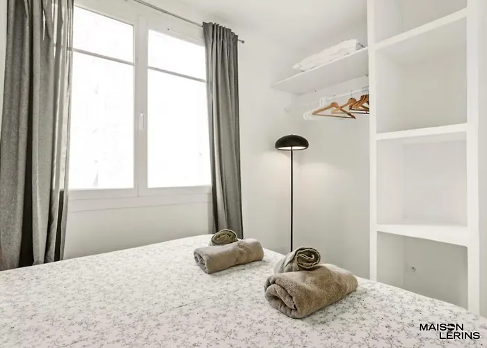 Flat Next To Place Des Lices With Parking *